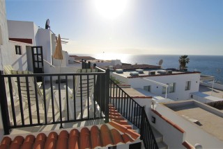 Rekkehus i Los Caideros med 3 soverom, 2 bad og flott havsutsikt fra terrasser