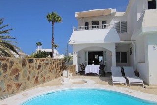 Til leie - Fin  bungalow i lite, rolig kompleks i Puerto Rico, Gran Canaria. Terrasser, hage og basseng.