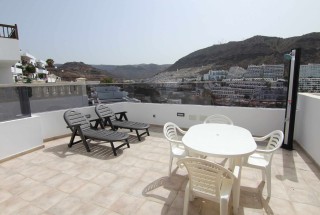 Til leie i Puerto Rico, leilighet med solrik, flott terrasse. Felles basseng.